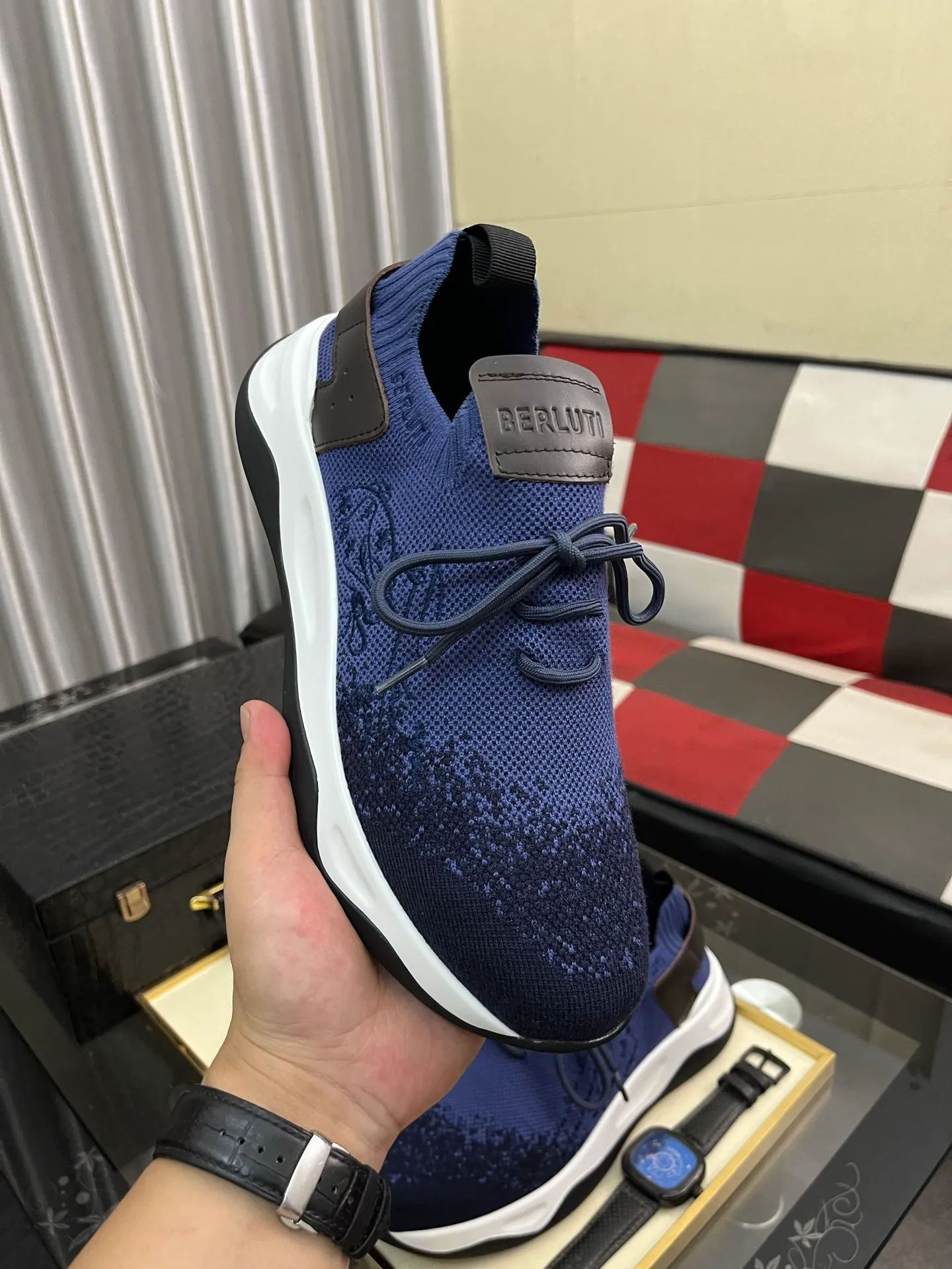 Men's Men's Shoes 💰400⌚️⌚️Berlut* France's top men's shoes, Berluti brand broke the rules in its first show and launched a new Edge shoe last. This model is hand-crafted with exquisite and fashionable fly-woven cowhide, a water-dyed cowhide lining, and an original color-blocked lightweight and wear-resistant rubber sole. This bold improvement of the iconic shoe last is of great significance to the creative work of its unique shape and edge width. On Alessandro shoes, this sharp-edged silhouette is made more see-through through Kris' bold and professional new Cloudy dyeing, making it classic and fashionable! Size: 38-46
